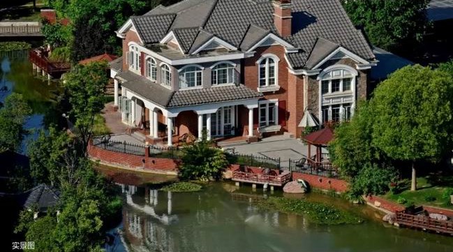 一湖潋天地，，，，一墅悦人生